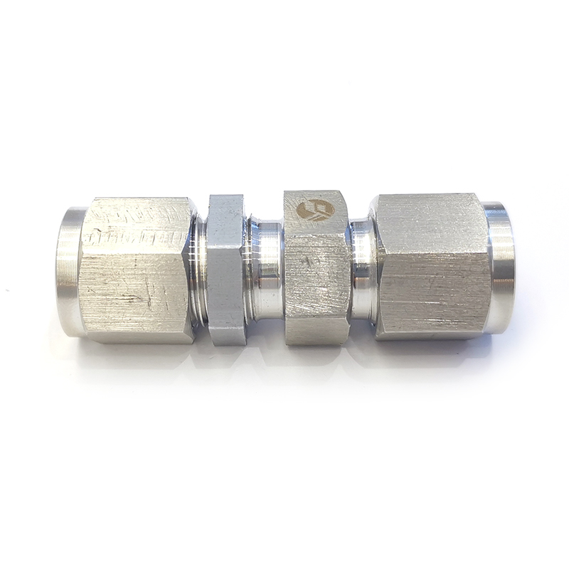 双卡套穿板直通中间接头